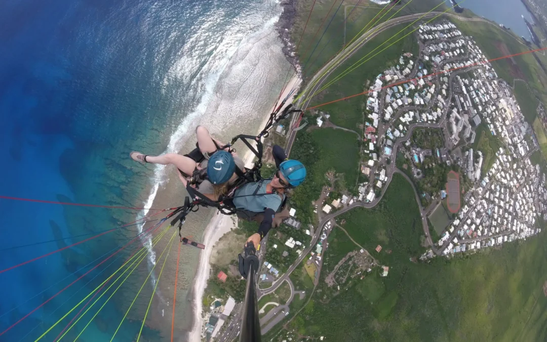 Parapente en tandem au-dessus du lagon de Saint-Leu à La Réunion