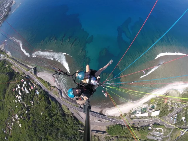 La photo du jour ! Magnifique vue sur le lagon Cristalin. Réservez votre vol en parapente à la Réunion avec Amazone Parapente pour un moment magique. 🪂😎💙 www.amazoneparapente.com