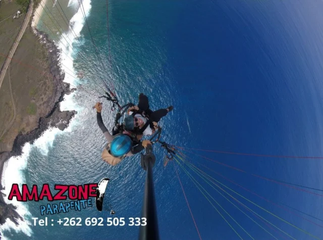 Un souvenir pour la vie 💙 Parapente à Saint-Leu  Vol biplace à La Réunion avec Amazone Parapente, plus d'infos sur le site, www.amazoneparaente.com
