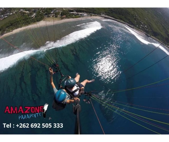 Parapente Réunion à St Leu 974 avec Amazone Parapente. Un moment inoubliable ! 🪂😎🌋 Réservez votre vol, www.amazoneparapente.com