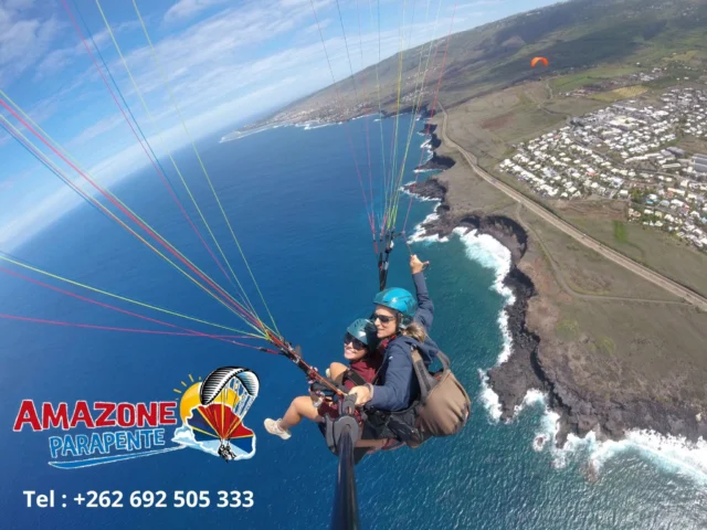Baptême de parapente à la Réunion avec Amazone Parapente, un moment inoubliable !!  Réservation par téléphone. +262 692 505 333