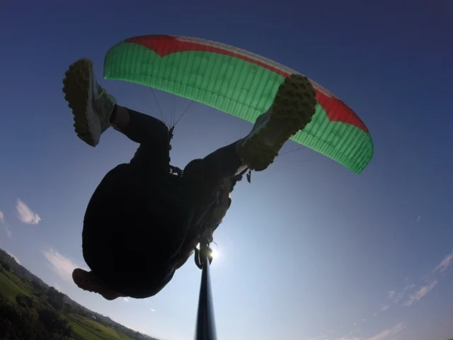 La photo du jour ! 😎🪂 baptême de parapente à la Réunion 974 avec Amazone Parapente. 🌞 Plus d'infos sur le site www.amazoneparapente.com